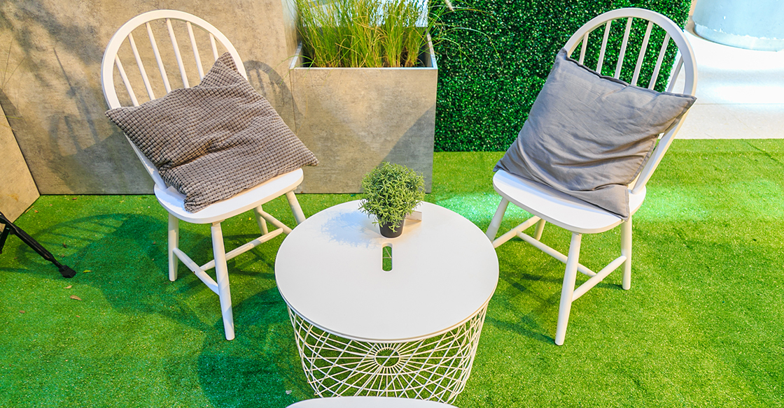 5 Ways An Artificial Turf Will Transform Your Rooftop And Patio Spaces Synlawn Seattle - Can You Put Patio Furniture On Artificial Turf