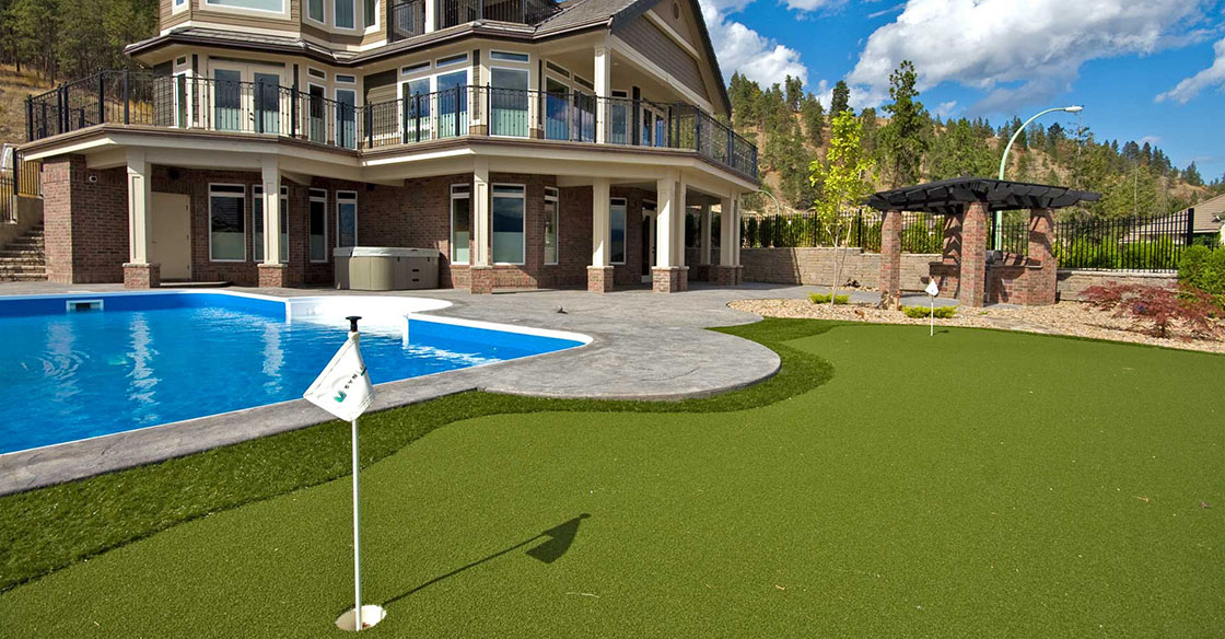 Backyard putting green installed by SYNLawn