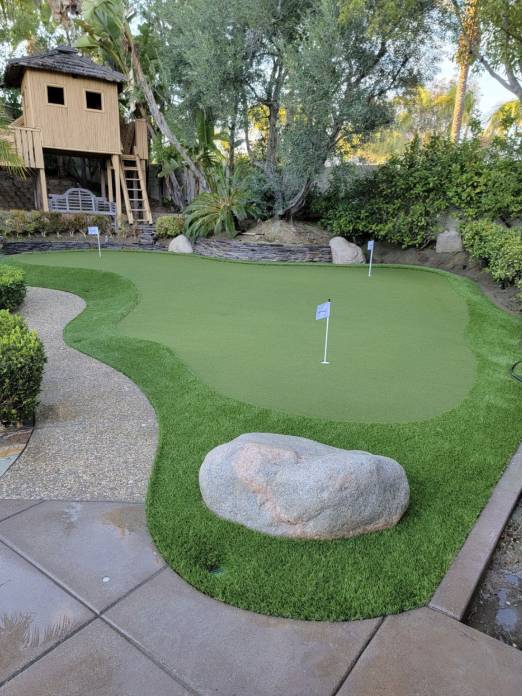 Residential artificial putting green by SYNLawn Seattle