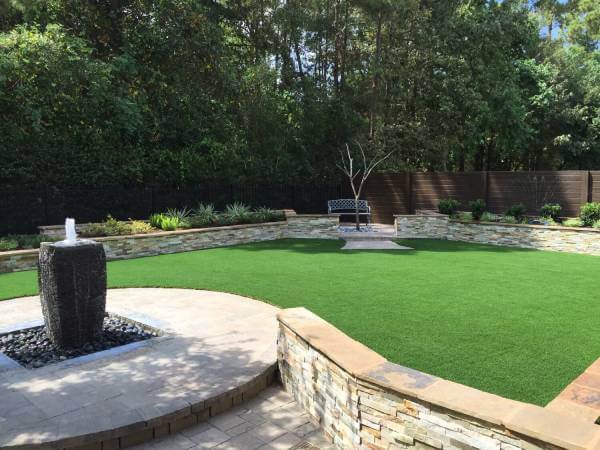 residential backyard in Seattle outfitted with artificial grass