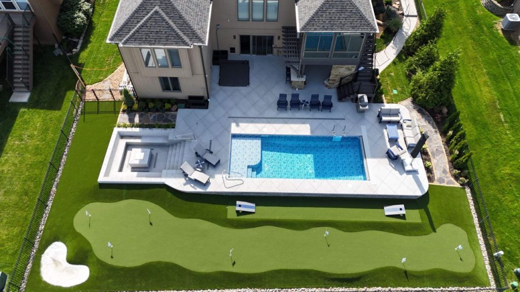 pool side artificial turf putting green
